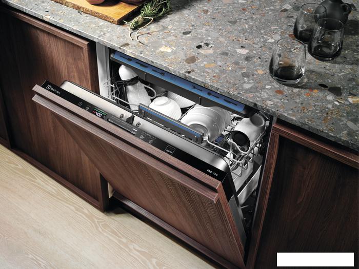 Встраиваемая посудомоечная машина Electrolux EES48200L- фото3