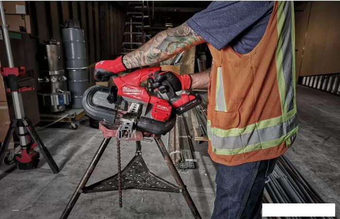 Ленточная пила Milwaukee Fuel M18 FBS85-202C 4933471497 (с 2-мя АКБ, кейс)- фото4